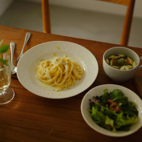 シンプルだけど、ちょっと特別。レリーフが彩るやさしい食卓。