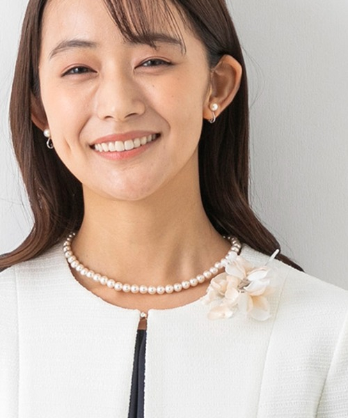 お花デザインのコサージュ