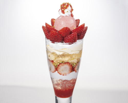 苺７粒使用！贅沢苺パフェ