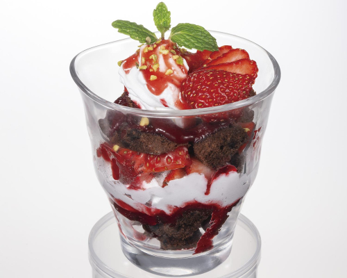 季節限定！苺とショコラのグラスショートケーキ