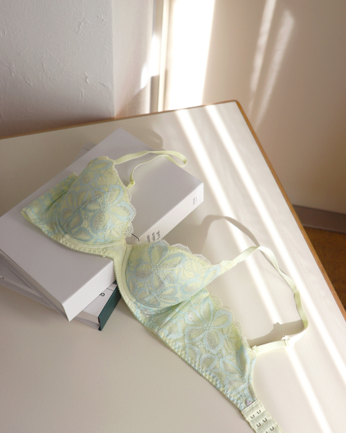 大花のレースが目を引く「Twinkle Hours」シリーズ登場🌟