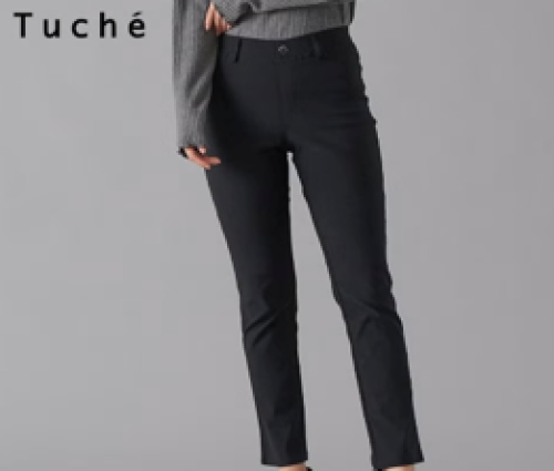 ストレッチ素材で脚をまっすぐ美しく魅せるパンツ