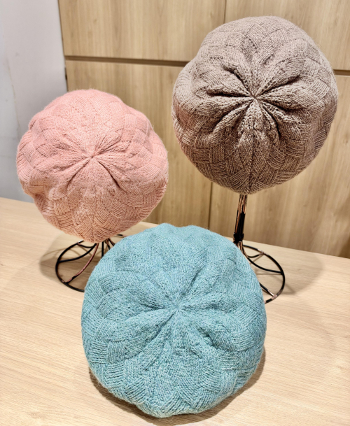 新入荷のお知らせ（リバーシブルニットベレー）